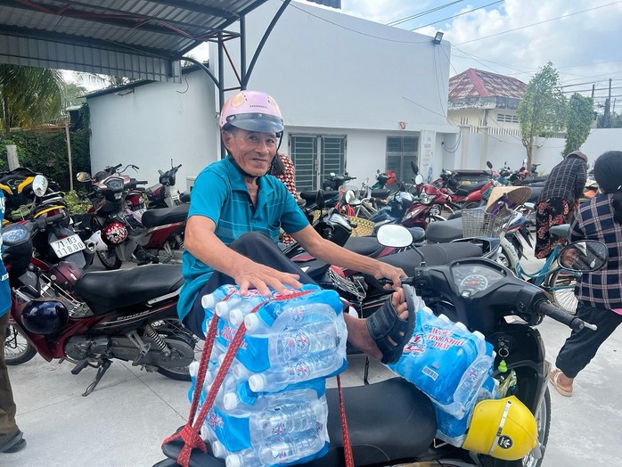 Người dân vui mừng nhận những block nước tinh khiết Number 1 từ Công ty Tân Hiệp Phát Người dân vui mừng nhận những block nước tinh khiết Number 1 từ Công ty Tân Hiệp Phát
