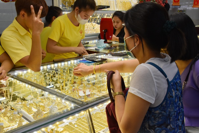 Mua bán vàng tại một cơ sở kinh doanh vàng ở TP HCM Ảnh: TẤN THẠNH Mua bán vàng tại một cơ sở kinh doanh vàng ở TP HCM Ảnh: TẤN THẠNH