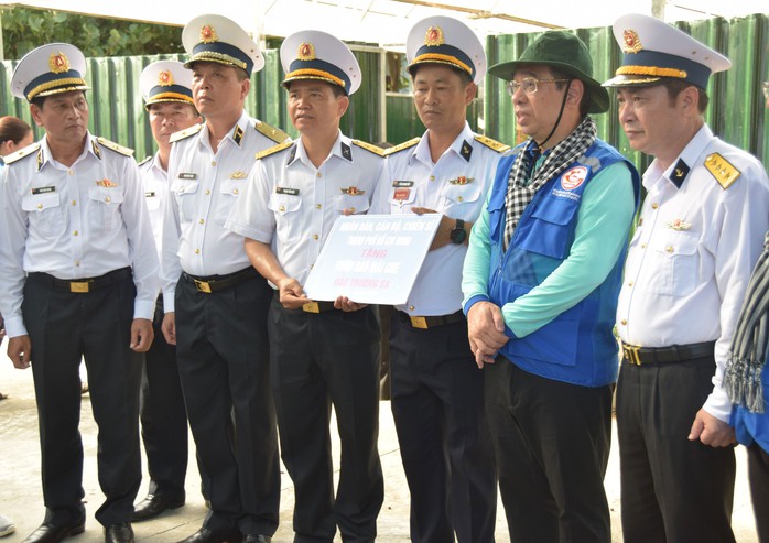 Đoàn công tác tặng vườn rau mái che cho quân và dân đảo Trường Sa Lớn Đoàn công tác tặng vườn rau mái che cho quân và dân đảo Trường Sa Lớn