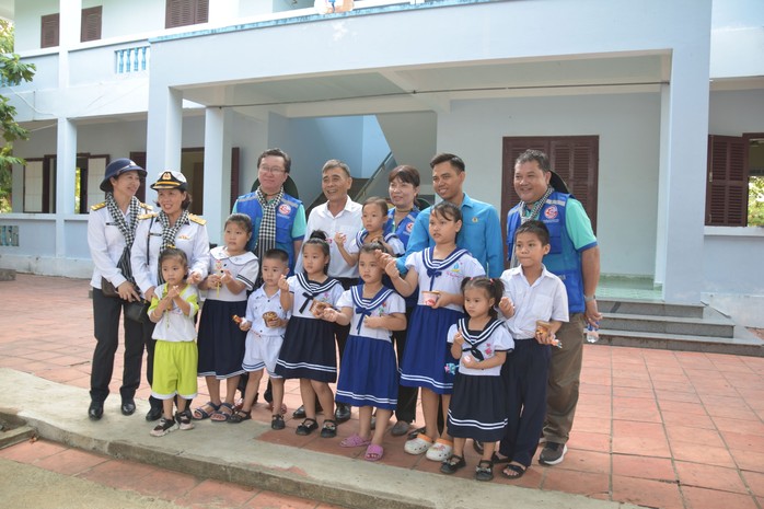 Thầy và trò trên đảo Trường Sa Lớn chụp ảnh lưu niệm cùng đại biểu Thầy và trò trên đảo Trường Sa Lớn chụp ảnh lưu niệm cùng đại biểu