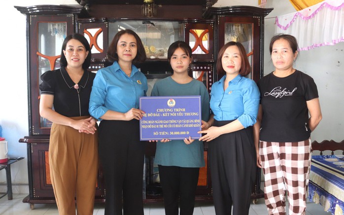 Công đoàn ngành giao thông vận tải Quảng Bình nhận đỡ đầu, trao hỗ trợ cho em Trần Ngọc Trúc Công đoàn ngành giao thông vận tải Quảng Bình nhận đỡ đầu, trao hỗ trợ cho em Trần Ngọc Trúc