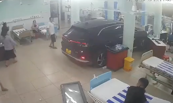 Ô tô lao thẳng vào phòng cấp cứu Bệnh viện Nhi đồng Đồng Nai- Ảnh 1. Ô tô lao thẳng vào phòng cấp cứu Bệnh viện Nhi đồng Đồng Nai- Ảnh 1.