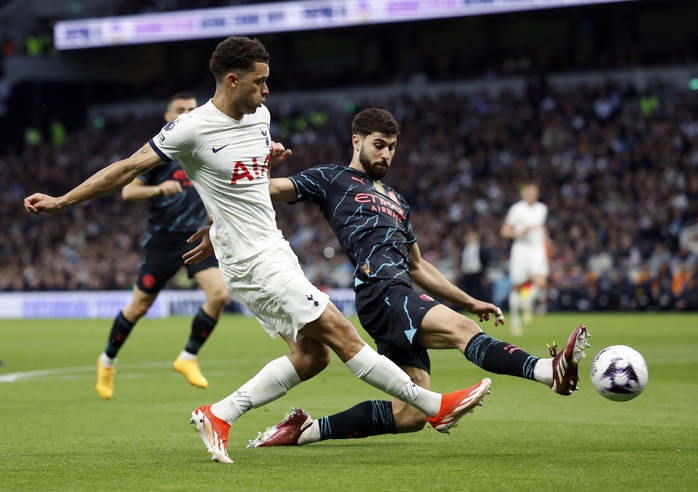 Hàng thủ Man City làm việc vất vả để ngăn Tottenham tấn công Hàng thủ Man City làm việc vất vả để ngăn Tottenham tấn công