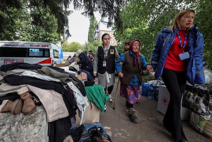 Người dân từ Vovchansk chạy trốn pháo kích của Nga ngày 13-5. Ảnh: Reuters Người dân từ Vovchansk chạy trốn pháo kích của Nga ngày 13-5. Ảnh: Reuters
