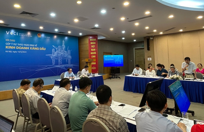 Doanh nghiệp tự quyết, giá xăng dầu sẽ "mấp mô"- Ảnh 1. Doanh nghiệp tự quyết, giá xăng dầu sẽ "mấp mô"- Ảnh 1.