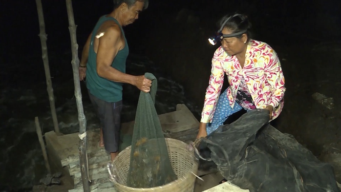 CLIP: Đã mắt khi xem nông dân Cà Mau đổ đục bắt tôm sú CLIP: Đã mắt khi xem nông dân Cà Mau đổ đục bắt tôm sú