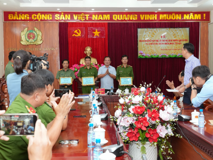 Vụ phó giám đốc công ty bị bắt cóc: Khen thưởng 3 tập thể phá án nhanh- Ảnh 1. Vụ phó giám đốc công ty bị bắt cóc: Khen thưởng 3 tập thể phá án nhanh- Ảnh 1.