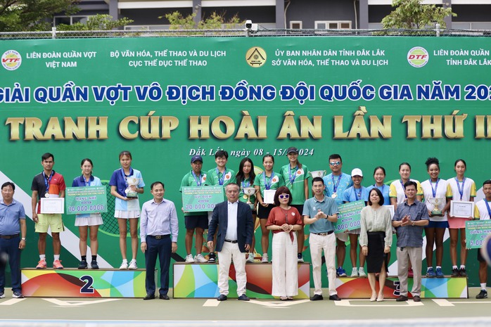 Trao thưởng nội dung đồng đội nữ Trao thưởng nội dung đồng đội nữ