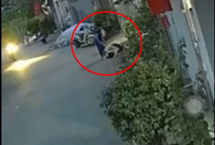 Lời khai bất ngờ của cô giáo hành hung bé gái 8 tuổi giữa đường- Ảnh 1. Lời khai bất ngờ của cô giáo hành hung bé gái 8 tuổi giữa đường- Ảnh 1.