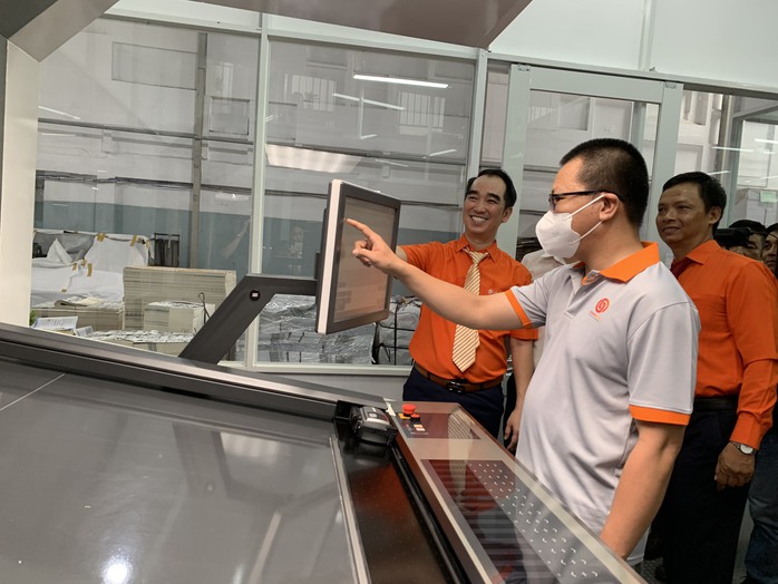 Thu nhập không đủ sống, công nhân phải tăng ca để có thêm thu nhập
- Ảnh 1. Thu nhập không đủ sống, công nhân phải tăng ca để có thêm thu nhập
- Ảnh 1.