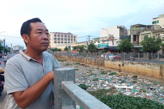 Sau cải tạo, kênh Nước Đen vẫn ngập rác, bốc mùi- Ảnh 2. Sau cải tạo, kênh Nước Đen vẫn ngập rác, bốc mùi- Ảnh 2.