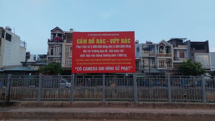 Sau cải tạo, kênh Nước Đen vẫn ngập rác, bốc mùi- Ảnh 3. Sau cải tạo, kênh Nước Đen vẫn ngập rác, bốc mùi- Ảnh 3.