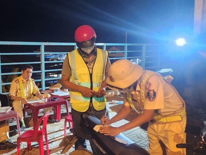 Xử lý sao khi người làm dịch vụ lái xe có nồng độ cồn đưa người say về nhà?- Ảnh 1. Xử lý sao khi người làm dịch vụ lái xe có nồng độ cồn đưa người say về nhà?- Ảnh 1.