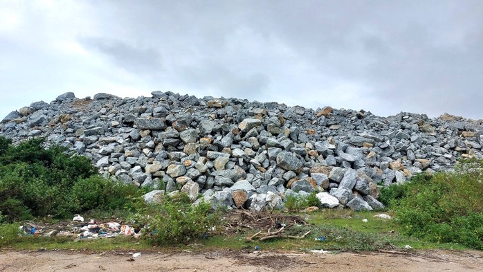 Công ty Lý Tuấn chuyển trái phép 167.000 m3 đá từ Quảng Ngãi ra Quảng Nam- Ảnh 2. Công ty Lý Tuấn chuyển trái phép 167.000 m3 đá từ Quảng Ngãi ra Quảng Nam- Ảnh 2.