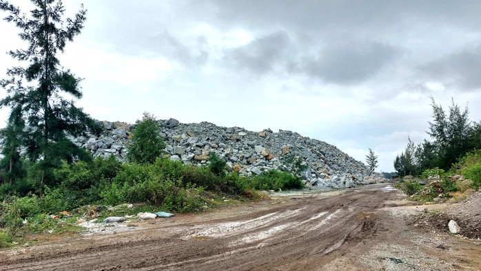 Công ty Lý Tuấn chuyển trái phép 167.000 m3 đá từ Quảng Ngãi ra Quảng Nam- Ảnh 3. Công ty Lý Tuấn chuyển trái phép 167.000 m3 đá từ Quảng Ngãi ra Quảng Nam- Ảnh 3.