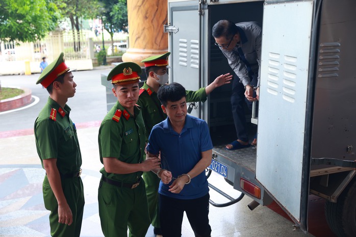 Cựu bộ trưởng Y tế Nguyễn Thanh Long đến tòa trên xe chuyên dụng- Ảnh 1. Cựu bộ trưởng Y tế Nguyễn Thanh Long đến tòa trên xe chuyên dụng- Ảnh 1.