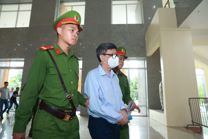 Cựu bộ trưởng Y tế Nguyễn Thanh Long đến tòa trên xe chuyên dụng- Ảnh 4. Cựu bộ trưởng Y tế Nguyễn Thanh Long đến tòa trên xe chuyên dụng- Ảnh 4.