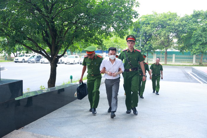 Cựu bộ trưởng Y tế Nguyễn Thanh Long đến tòa trên xe chuyên dụng- Ảnh 2. Cựu bộ trưởng Y tế Nguyễn Thanh Long đến tòa trên xe chuyên dụng- Ảnh 2.