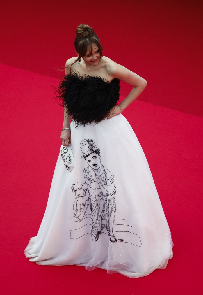 Đầm khoét xẻ gợi cảm nở rộ tại Cannes 2024- Ảnh 13. Đầm khoét xẻ gợi cảm nở rộ tại Cannes 2024- Ảnh 13.