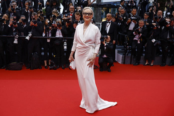 Đầm khoét xẻ gợi cảm nở rộ tại Cannes 2024- Ảnh 1. Đầm khoét xẻ gợi cảm nở rộ tại Cannes 2024- Ảnh 1.