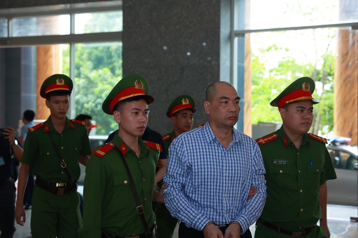 Cựu bộ trưởng Y tế Nguyễn Thanh Long đến tòa trên xe chuyên dụng- Ảnh 3. Cựu bộ trưởng Y tế Nguyễn Thanh Long đến tòa trên xe chuyên dụng- Ảnh 3.