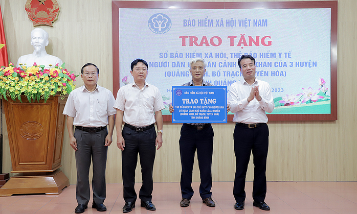 Tặng sổ BHXH, thẻ BHYT đến người dân khó khăn ở Quảng Bình- Ảnh 2. Tặng sổ BHXH, thẻ BHYT đến người dân khó khăn ở Quảng Bình- Ảnh 2.