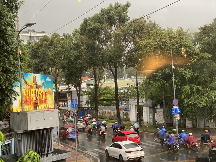 TP HCM mưa sầm sập, nhiều tuyến đường nhanh chóng ngập sâu- Ảnh 6. TP HCM mưa sầm sập, nhiều tuyến đường nhanh chóng ngập sâu- Ảnh 6.