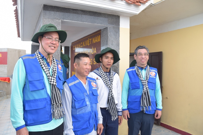 TRỌN VẸN NGHĨA TÌNH TP HỒ CHÍ MINH - TRƯỜNG SA (*): Đem ra yêu thương, đem về niềm tin- Ảnh 1. TRỌN VẸN NGHĨA TÌNH TP HỒ CHÍ MINH - TRƯỜNG SA (*): Đem ra yêu thương, đem về niềm tin- Ảnh 1.