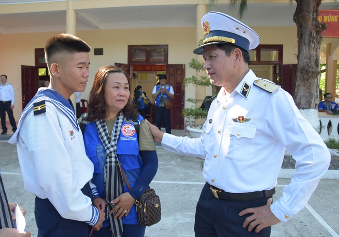TRỌN VẸN NGHĨA TÌNH TP HỒ CHÍ MINH - TRƯỜNG SA (*): Đem ra yêu thương, đem về niềm tin- Ảnh 2. TRỌN VẸN NGHĨA TÌNH TP HỒ CHÍ MINH - TRƯỜNG SA (*): Đem ra yêu thương, đem về niềm tin- Ảnh 2.