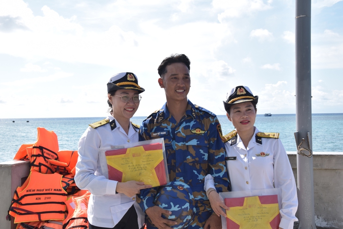 TRỌN VẸN NGHĨA TÌNH TP HỒ CHÍ MINH - TRƯỜNG SA (*): Đem ra yêu thương, đem về niềm tin- Ảnh 3. TRỌN VẸN NGHĨA TÌNH TP HỒ CHÍ MINH - TRƯỜNG SA (*): Đem ra yêu thương, đem về niềm tin- Ảnh 3.