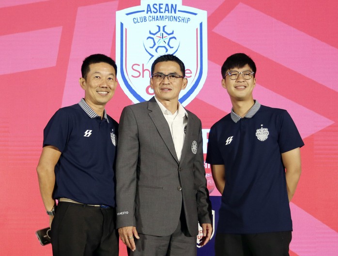 Ông Kiatisuk (giữa) đã chia tay V-League, trở về Thái Lan Ảnh: QUỐC AN Ông Kiatisuk (giữa) đã chia tay V-League, trở về Thái Lan Ảnh: QUỐC AN
