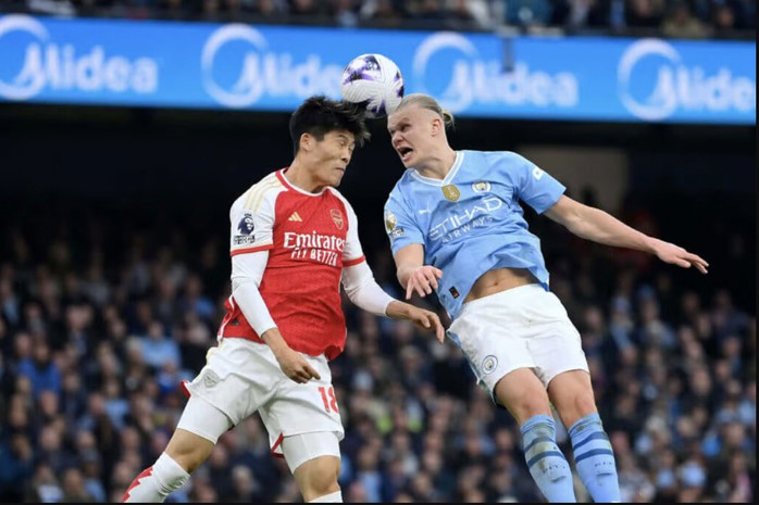 Erling Haaland và Man City hướng tới ngôi số 1 mùa này tại sân cỏ nước Anh Ảnh: REUTERS