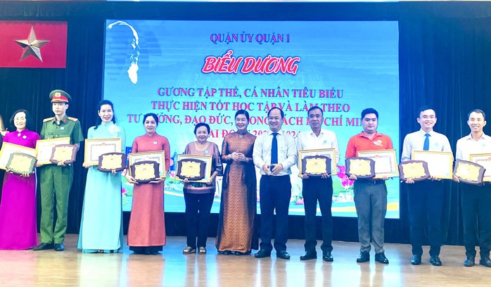 Quận 1 trao Huy hiệu Đảng cho 143 đảng viên- Ảnh 3.