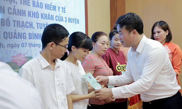 Tặng sổ BHXH, thẻ BHYT đến người dân khó khăn ở Quảng Bình- Ảnh 1. Tặng sổ BHXH, thẻ BHYT đến người dân khó khăn ở Quảng Bình- Ảnh 1.