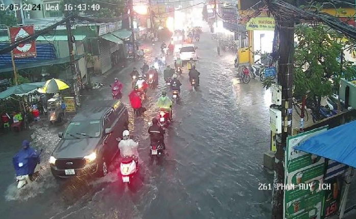 TP HCM mưa sầm sập, nhiều tuyến đường nhanh chóng ngập sâu- Ảnh 2. TP HCM mưa sầm sập, nhiều tuyến đường nhanh chóng ngập sâu- Ảnh 2.