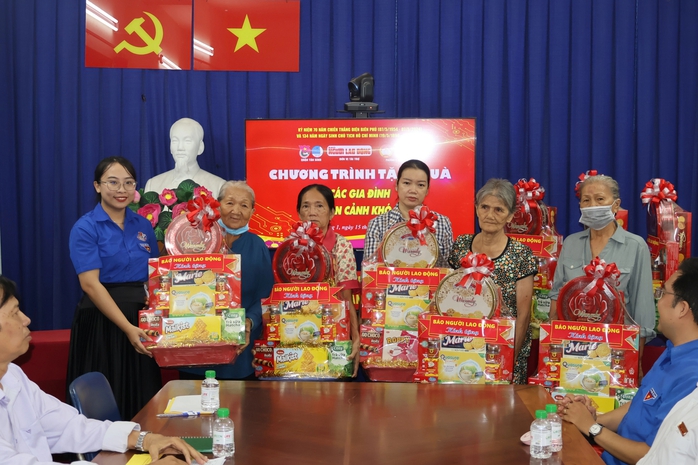 Báo Người Lao Động trao tặng các phần quà ý nghĩa ở quận Tân Bình- Ảnh 2. Báo Người Lao Động trao tặng các phần quà ý nghĩa ở quận Tân Bình- Ảnh 2.