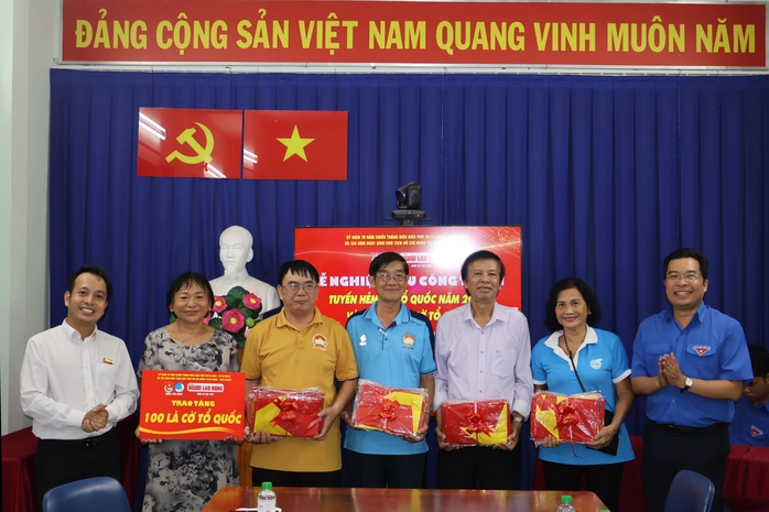 Báo Người Lao Động trao tặng các phần quà ý nghĩa ở quận Tân Bình- Ảnh 3. Báo Người Lao Động trao tặng các phần quà ý nghĩa ở quận Tân Bình- Ảnh 3.
