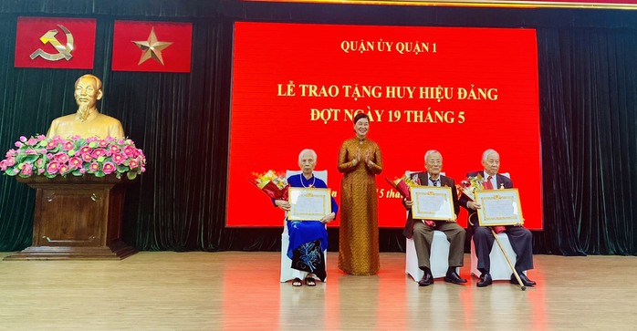 Quận 1 trao Huy hiệu Đảng cho 143 đảng viên- Ảnh 1.