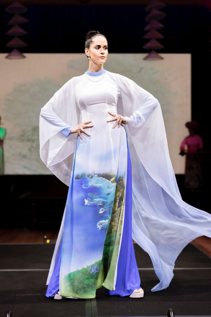 Áo dài lụa nhuộm ombre của Trung Đinh tung bay ở Úc- Ảnh 4. Áo dài lụa nhuộm ombre của Trung Đinh tung bay ở Úc- Ảnh 4.