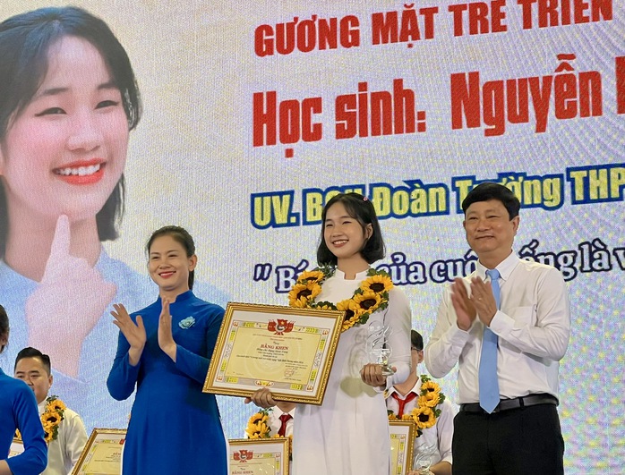 Chủ tịch UBND tỉnh Bình Dương tuyên dương công dân trẻ tiêu biểu- Ảnh 1. Chủ tịch UBND tỉnh Bình Dương tuyên dương công dân trẻ tiêu biểu- Ảnh 1.