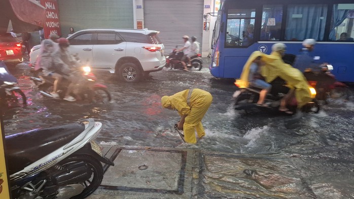 Vì sao chợ Thủ Đức vẫn ngập khi hệ thống thoát nước đã đưa vào sử dụng?- Ảnh 1. Vì sao chợ Thủ Đức vẫn ngập khi hệ thống thoát nước đã đưa vào sử dụng?- Ảnh 1.