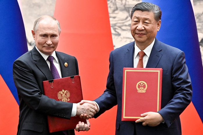 Chủ tịch Trung Quốc Tập Cận Bình và Tổng thống Nga Vladimir Putin trao đổi văn kiện tại cuộc gặp ở thủ đô Bắc Kinh hôm 16-5 Ảnh: REUTERS Chủ tịch Trung Quốc Tập Cận Bình và Tổng thống Nga Vladimir Putin trao đổi văn kiện tại cuộc gặp ở thủ đô Bắc Kinh hôm 16-5 Ảnh: REUTERS
