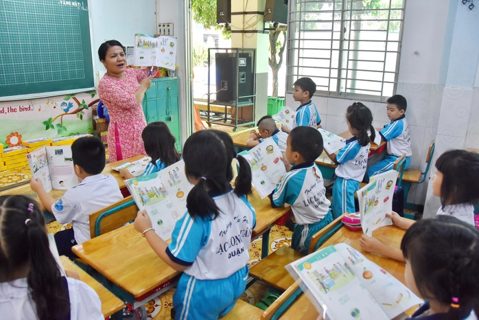 Dự thảo Luật Nhà giáo quy định tiền lương của nhà giáo được ưu tiên xếp cao nhất trong hệ thống thang bậc lương hành chính sự nghiệp. Trong ảnh: Giờ lên lớp của giáo viên Trường Tiểu học Lạc Long Quân (quận 11, TP HCM)Ảnh: TẤN THẠNH Dự thảo Luật Nhà giáo quy định tiền lương của nhà giáo được ưu tiên xếp cao nhất trong hệ thống thang bậc lương hành chính sự nghiệp. Trong ảnh: Giờ lên lớp của giáo viên Trường Tiểu học Lạc Long Quân (quận 11, TP HCM)Ảnh: TẤN THẠNH
