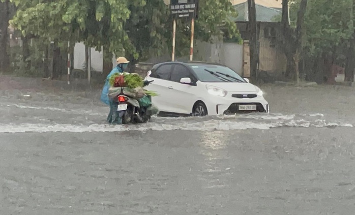 VIDEO: Mưa lớn, đường phố ở TP Thanh Hóa biến thành sông- Ảnh 5. VIDEO: Mưa lớn, đường phố ở TP Thanh Hóa biến thành sông- Ảnh 5.