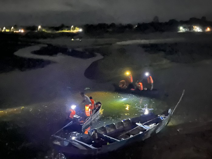 Lật thuyền trên sông Ba, 3 công nhân thi công cao tốc Bắc - Nam gặp nạn- Ảnh 1. Lật thuyền trên sông Ba, 3 công nhân thi công cao tốc Bắc - Nam gặp nạn- Ảnh 1.