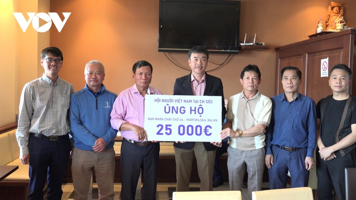Quyên góp 6,5 tỉ đồng ủng hộ tiểu thương vụ cháy tại Ba Lan- Ảnh 1. Quyên góp 6,5 tỉ đồng ủng hộ tiểu thương vụ cháy tại Ba Lan- Ảnh 1.
