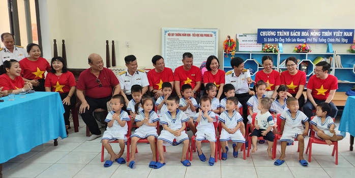 Tặng cờ Tổ quốc cho Vùng 3 Hải quân và người dân Quảng Trị- Ảnh 6. Tặng cờ Tổ quốc cho Vùng 3 Hải quân và người dân Quảng Trị- Ảnh 6.