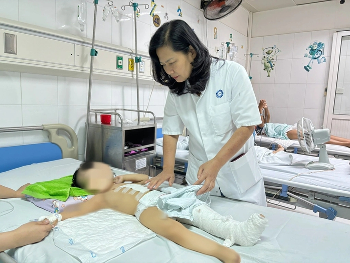 Cứu bé gái 3 tuổi sau tai nạn bị xe công nông cán qua người- Ảnh 1. Cứu bé gái 3 tuổi sau tai nạn bị xe công nông cán qua người- Ảnh 1.