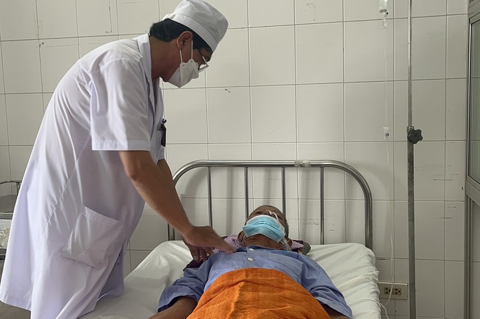 Ớn lạnh mảnh xương gà nhiều ngạnh cắm vào thực quản cụ ông ở Cần Thơ- Ảnh 3. Ớn lạnh mảnh xương gà nhiều ngạnh cắm vào thực quản cụ ông ở Cần Thơ- Ảnh 3.