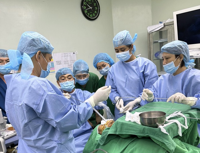 Ớn lạnh mảnh xương gà nhiều ngạnh cắm vào thực quản cụ ông ở Cần Thơ- Ảnh 1. Ớn lạnh mảnh xương gà nhiều ngạnh cắm vào thực quản cụ ông ở Cần Thơ- Ảnh 1.